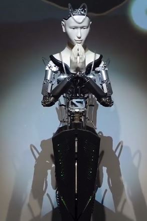 Robot humanoide Mindar es sacerdote budista en un templo de Japón en la ciudad de Kodaiji