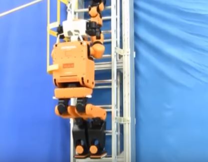 Robot E2-DR de Honda para rescate y explorador subiendo escalera y haciendo pruebas para el Darpa