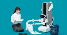 Robot mayordomo Ugo creado en Japón dobla la ropa limpia en el hogar