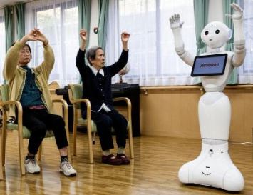 robots que se utilizan en japón para cuidar ancianos dentro de la robótica social