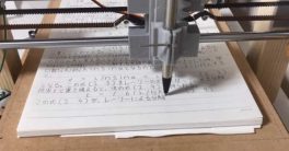 Un estudiante crea una máquina robot escritor que imita la escritura japonesa