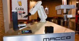 Un brazo robótico camarero sirve cervezas en Sevilla